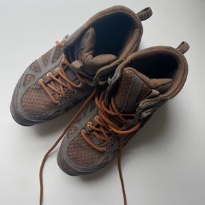 Women’s Merrell hiking boots (size 8)